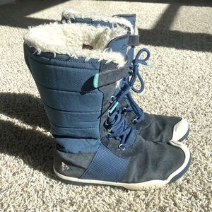 Kids Plae winter boots.